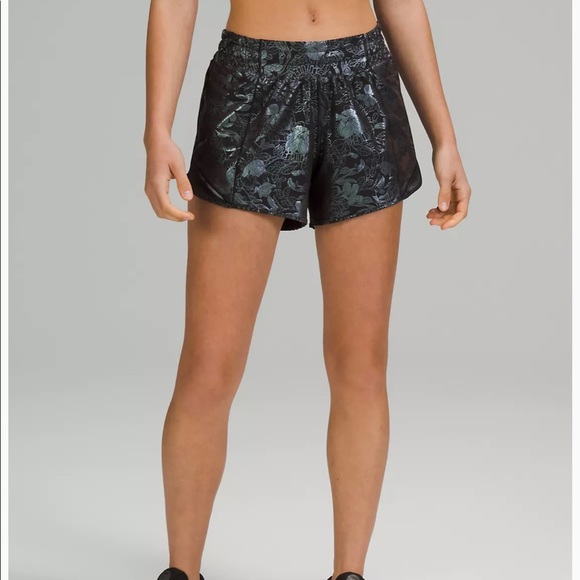 lululemon athletica Pants - Lululemon Hotty Hot Short Low-Rise Lined 4” LFIR/Blk size 12 NWT